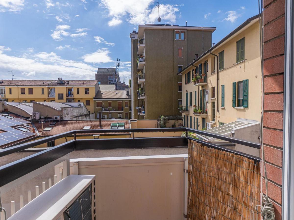 Cozy One-bedroom With 2 Balconies In Sempione District Mailand